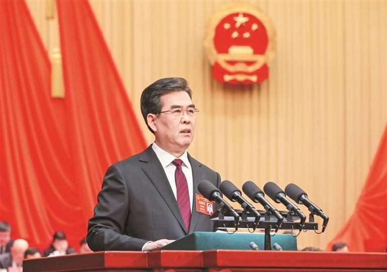 李炳军作政府工作报告