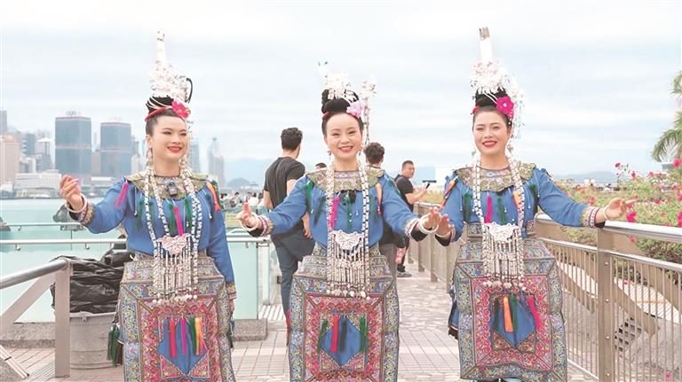 贵州侗族大歌唱响香港维多利亚港
