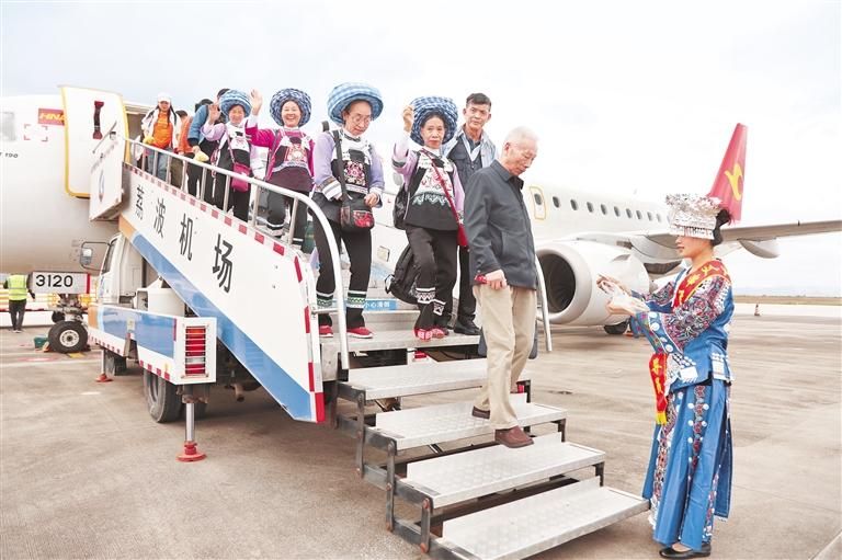 “支支串飞”首批旅游团队落地荔波，解锁旅游新模式