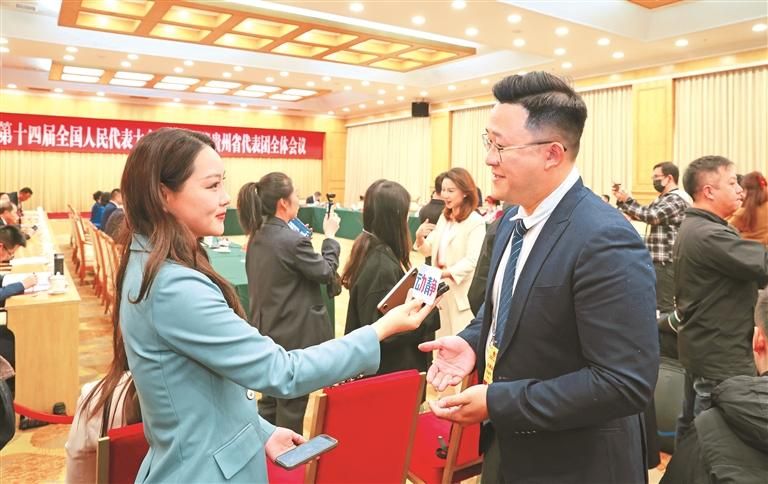 凤凰卫视记者接受贵州媒体采访