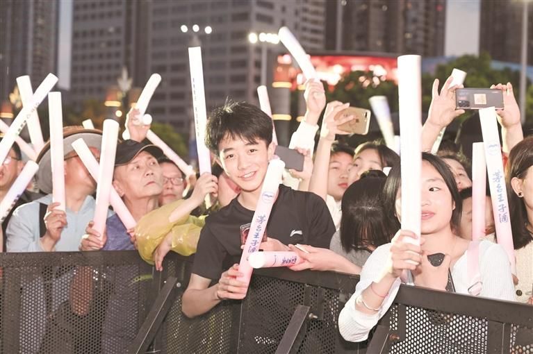 “醉美贵州·乐享盛世”路边音乐会上，热情洋溢的观众