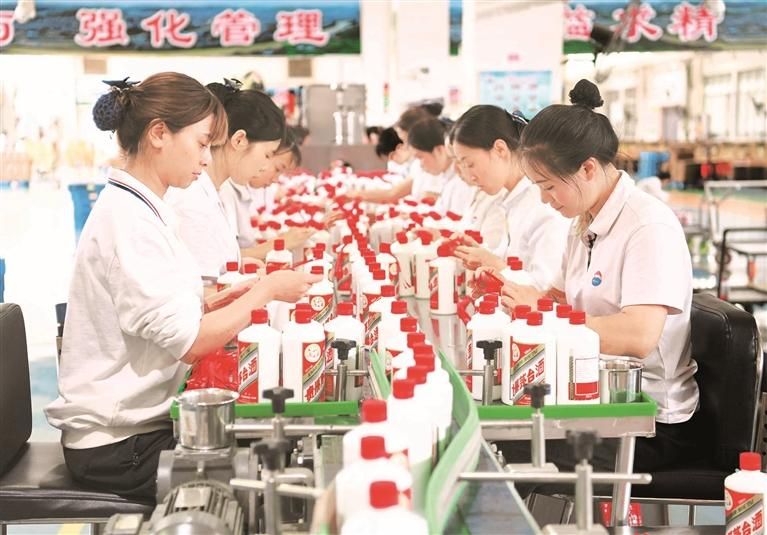 茅台集团包装车间栓丝带工序