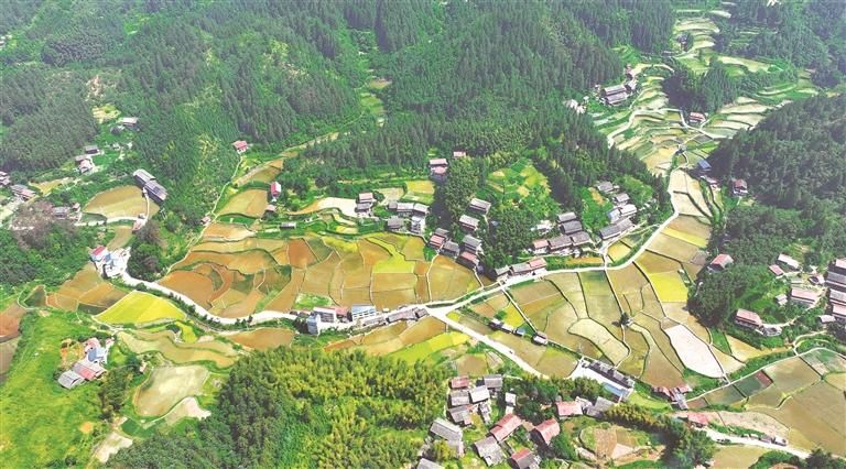 黔东南州锦屏县大同乡大兴村，错落有致的民居与蜿蜒的公路、青山、农田