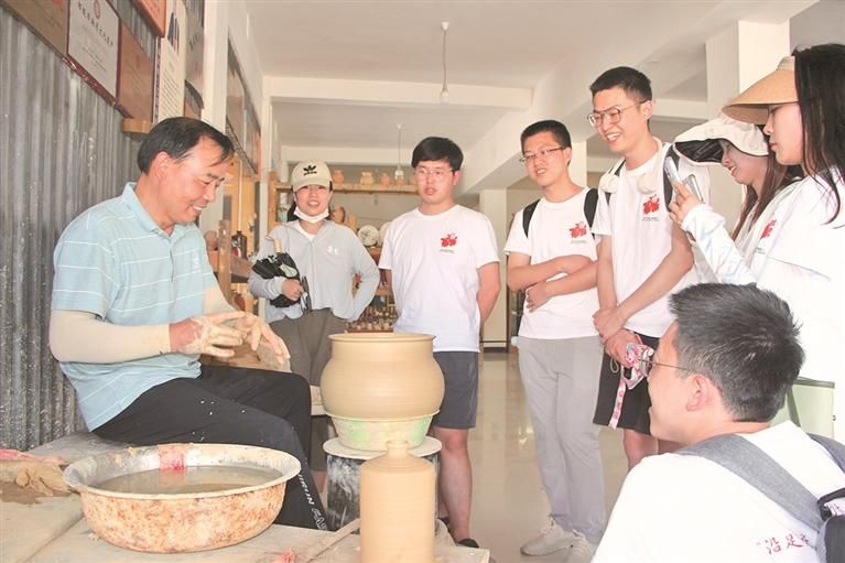 花茂村手艺人展示土陶制造技艺