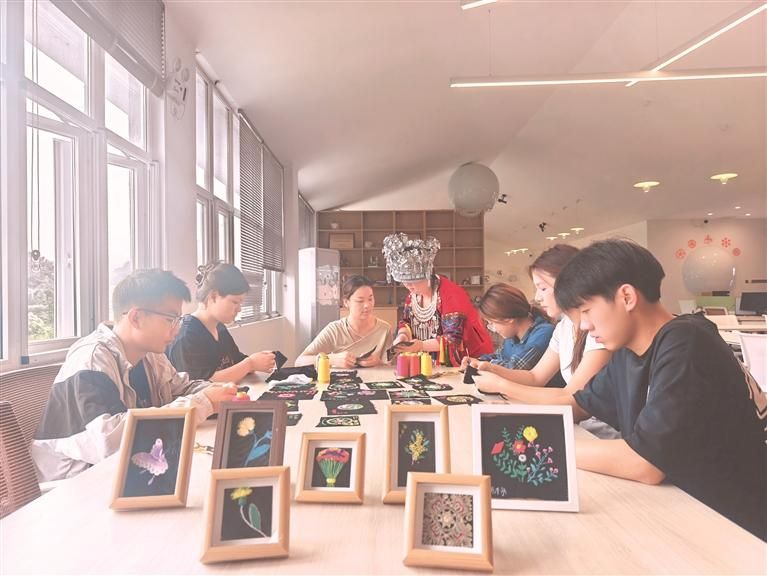 苗绣第二课堂老师在讲解针法