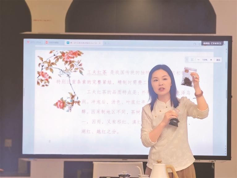 茶艺课上老师向同学们介绍红茶