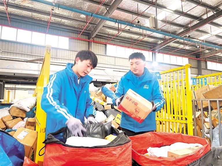 分拣员在水城区共配运营中心分拣快件 分拣员在水城区共配运营中心分拣快件