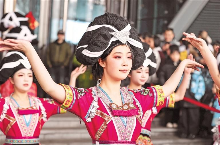 贵阳市云岩区在越界影城推出长角苗服饰展演