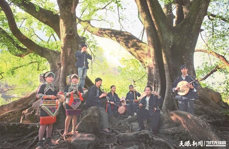 村民们在古榕树下演唱传统曲目