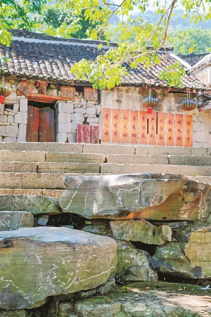 由石头建造而成的陈氏祠堂