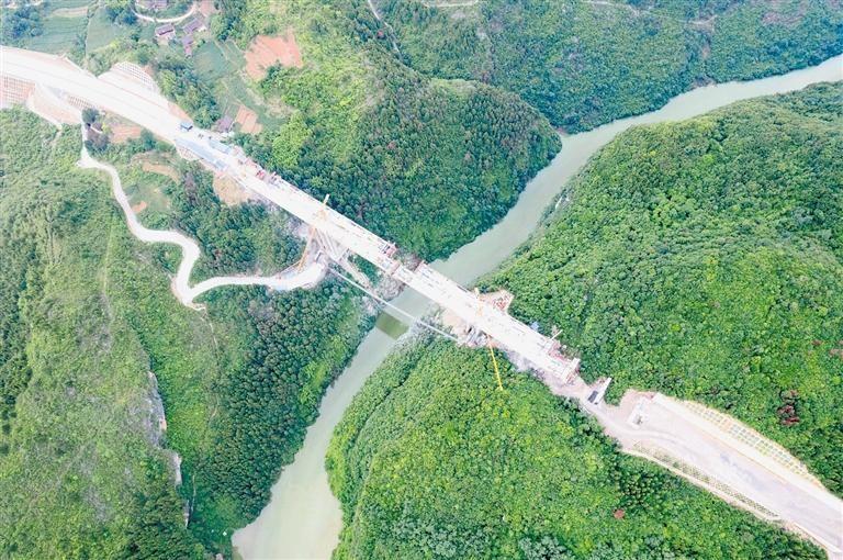道武高速梅江特大桥中跨右幅合龙