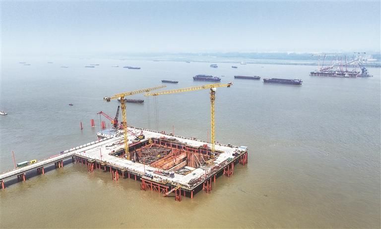 池州长江公铁大桥首个主墩承台完成浇筑