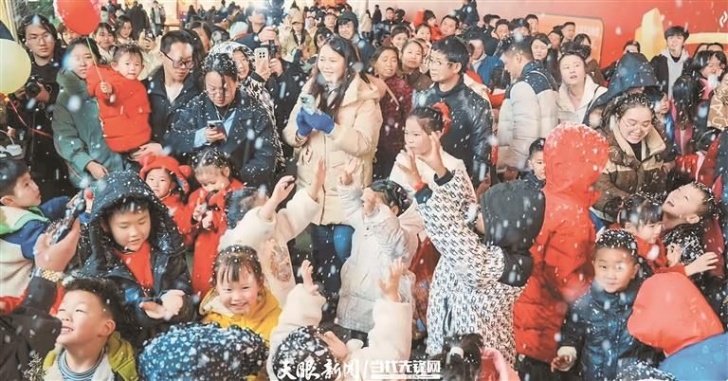 贵阳世纪金源购物中心跨年雪花秀人潮涌动 贵阳世纪金源购物中心跨年雪花秀人潮涌动