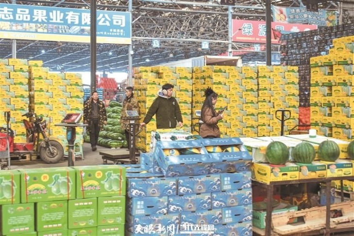 贵阳地利农产品物流园水果批发区礼盒堆成山 贵阳地利农产品物流园水果批发区礼盒堆成山