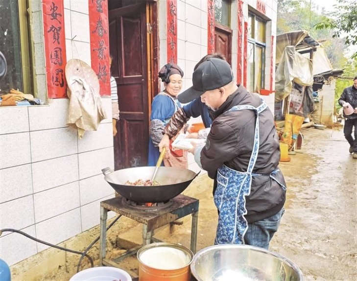 梁兴龙家“杀猪饭”现场 梁兴龙家“杀猪饭”现场
