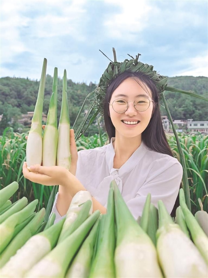 兴中镇把直播间搬到田间地头 兴中镇把直播间搬到田间地头