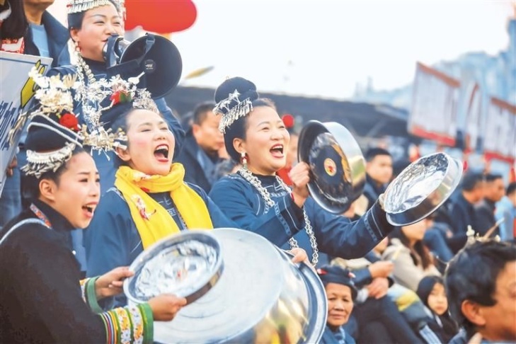 “村超”现场,村民敲盆呐喊为球队加油 “村超”现场,村民敲盆呐喊为球队加油