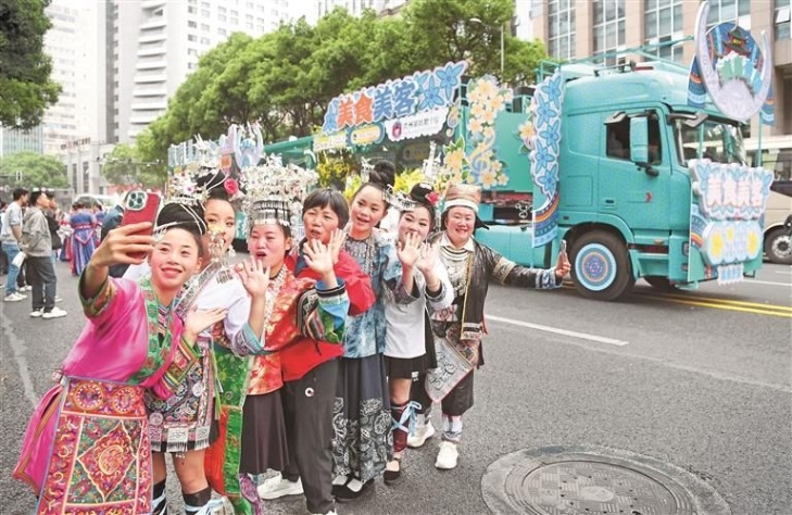 展演人员拍照留念